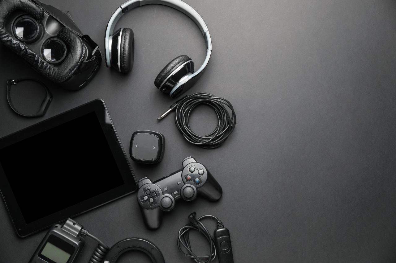 Earbuds & Headphones